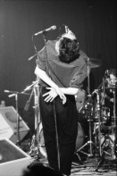 Image of sheet 19820341 photo 16: MAK Konzert mit Blurt ist der Name einer Band, die 1979 von dem Saxophonisten Ted Milton gegründet wurde.

«Milton hat mit einer Mischung aus Free-Jazz mittels seines exzessiven Saxophonspiels, Dadaismus in den Texten und Punk in der minimalistischen, harten und schnellen Begleitung durch Schlagzeug und Gitarre einen Stil geprägt, den er als Jazz-Punk bezeichnete. Bis heute hat Blurt über 30 LPs veröffentlicht. Teilweise war die Band auch in größeren Besetzungen aktiv.»

Diboum und ZEV. Bühnenbild von Peter Bäder. Zürich Rote Fabrik. 1982