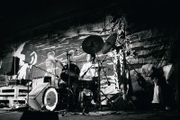 Image of sheet 19820341 photo 34: MAK Festival Konzert mit 
Blurt ist der Name einer Band, die 1979 von dem Saxophonisten Ted Milton gegründet wurde.
«Milton hat mit einer Mischung aus Free-Jazz mittels seines exzessiven Saxophonspiels, Dadaismus in den Texten und Punk in der minimalistischen, harten und schnellen Begleitung durch Schlagzeug und Gitarre einen Stil geprägt, den er als Jazz-Punk bezeichnete. Bis heute hat Blurt über 30 LPs veröffentlicht. Teilweise war die Band auch in größeren Besetzungen aktiv.»



Bühnenbild von Peter Bäder. Zürich Rote Fabrik. 1982 √