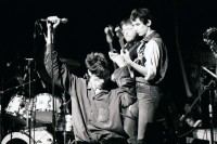 Image of sheet 19820341 photo 9: MAK Konzert Daniel Volkart als Sänger und Jörg Walker als Gitarrist. Bühnenbild von Peter Bäder. Zürich Rote Fabrik. 1982 √