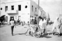 Image of sheet 19820350 photo 0: Ferien mit Christoph Schuler in Tunesien. Tozeur, Reini. Olivia Heussler. Reini klettert auf Palme. Ansicht Strasse Ortschaft. Moschee. vermummte Frauen in der Strasse. Studio de la Jeunesse. Damm durch Salzsee. Chott el Jerid. Wir drei haben uns vermummt für das Bild. Faust. Tunisie Tunisia 1982 Afrique nord Africa Tozeur