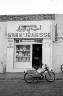 Image of sheet 19820350 photo 12: Tunesien. Tozeur,  Ansicht Strasse Ortschaft. Studio de la Jeunesse. Tunisie Tunisia 1982 Afrique nord Africa Tozeur Moped Moto Photographe Photo a la minute