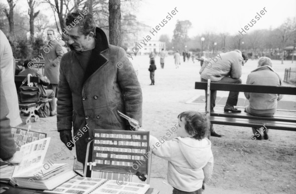 Image of sheet 19820360 photo 16: Kind mit Pistole bedroht Briefmarkensammler- und verkäufer,  Paris Frankreich 1982.