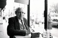 Image of sheet 19820360 photo 31: Rentner Mann mit Kopfhörer in einem Restaurant
Paris France Frankreich 1982 √