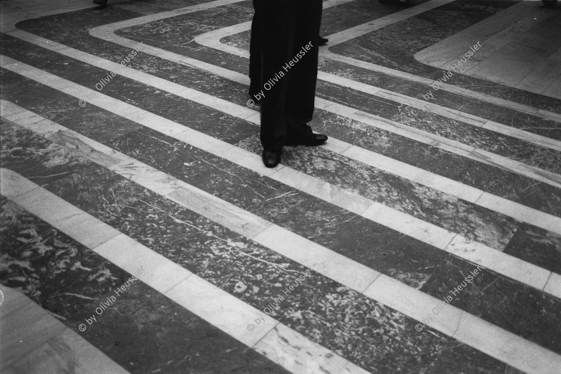 Image of sheet 19820360 photo 5: Fussgängerpassage in Paris. Charles Jourdan Mode Laden. Schuhe Metro. Station.
 Paris France Frankreich 1982 √