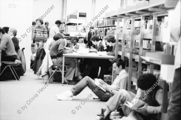 Image of sheet 19820361 photo 16: SBB Gast. CFF Schwarzer Show Künstler vor dem Centre Pompidou. Beaubourg.