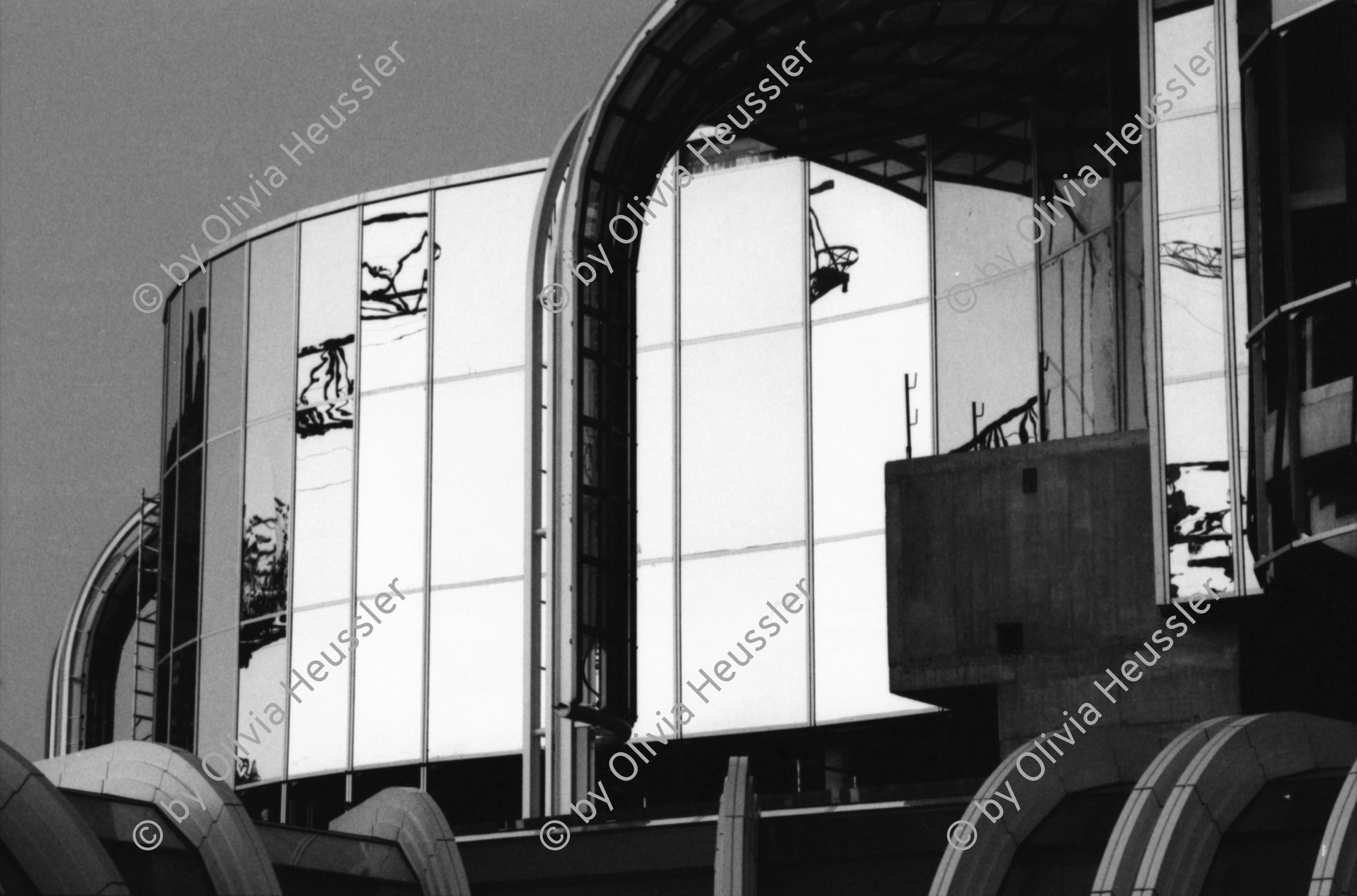 Image of sheet 19820361 photo 23: SBB Gast. CFF Schwarzer Show Künstler vor dem Centre Pompidou. Beaubourg. trägt Zwei  Menschen auf Schaukeln über seinen Schultern Show und steht auf Nagelbrett. 3 Photographien : Alto al la Represion  Sprayer. Bibliotheke Beaubourg. Videotheke. Les Halles. Zentrum Mit Kran. Metro. Mann in Bistro und Eiffelturm im Fenster spiegelnd. Fast Food laden. Paris France 1982 Graffiti