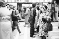 Image of sheet 19820361 photo 36: SBB Gast. CFF Schwarzer Show Künstler vor dem Centre Pompidou. Beaubourg. trägt Zwei  Menschen auf Schaukeln über seinen Schultern Show und steht auf Nagelbrett. 3 Photographien : Alto al la Represion  Sprayer. Bibliotheke Beaubourg. Videotheke. Les Halles. Zentrum Mit Kran. Metro. Mann in Bistro und Eiffelturm im Fenster spiegelnd. Fast Food laden. Paris France 1982 Graffiti