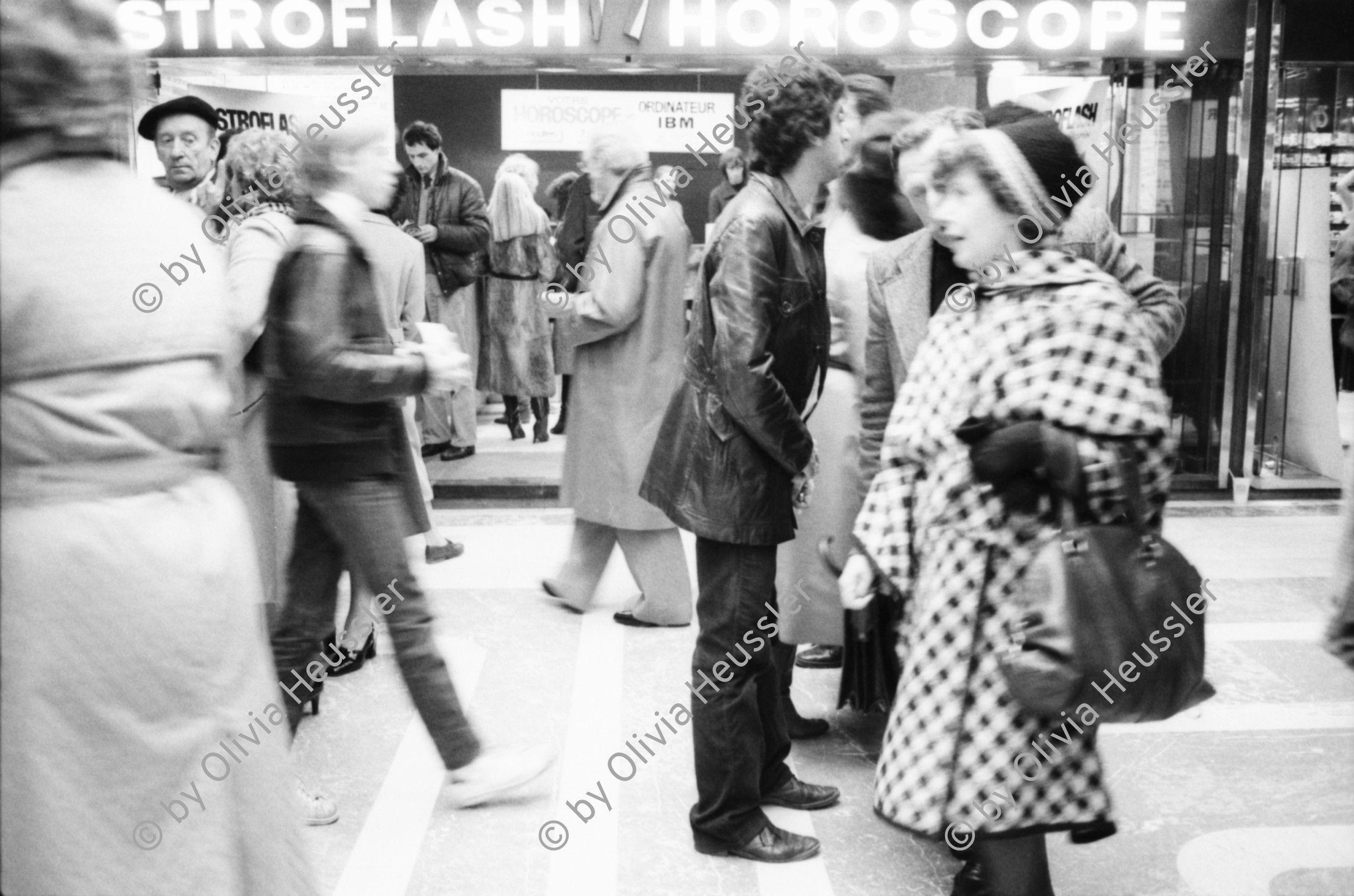 Image of sheet 19820361 photo 36: SBB Gast. CFF Schwarzer Show Künstler vor dem Centre Pompidou. Beaubourg. trägt Zwei  Menschen auf Schaukeln über seinen Schultern Show und steht auf Nagelbrett. 3 Photographien : Alto al la Represion  Sprayer. Bibliotheke Beaubourg. Videotheke. Les Halles. Zentrum Mit Kran. Metro. Mann in Bistro und Eiffelturm im Fenster spiegelnd. Fast Food laden. Paris France 1982 Graffiti