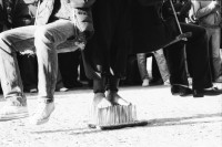 Image of sheet 19820361 photo 7: SBB Gast. CFF Schwarzer Show Künstler vor dem Centre Pompidou. Beaubourg. trägt Zwei  Menschen auf Schaukeln über seinen Schultern Show und steht auf Nagelbrett. 3 Photographien : Alto al la Represion  Sprayer. Bibliotheke Beaubourg. Videotheke. Les Halles. Zentrum Mit Kran. Metro. Mann in Bistro und Eiffelturm im Fenster spiegelnd. Fast Food laden. Paris France 1982 Graffiti