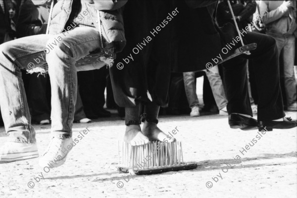 Image of sheet 19820361 photo 7: SBB Gast. CFF Schwarzer Show Künstler vor dem Centre Pompidou. Beaubourg. trägt Zwei  Menschen auf Schaukeln über seinen Schultern Show und steht auf Nagelbrett. 3 Photographien : Alto al la Represion  Sprayer. Bibliotheke Beaubourg. Videotheke. Les Halles. Zentrum Mit Kran. Metro. Mann in Bistro und Eiffelturm im Fenster spiegelnd. Fast Food laden. Paris France 1982 Graffiti