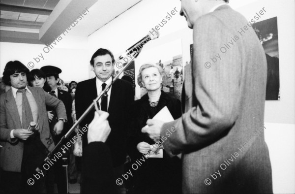 Image of sheet 19820362 photo 10: Jacques Chirac Mayor Bürgermeister von Paris besucht Fellini Austellung am Mois de la Photo. Portrait mit der italienischen Schauspielerin Giulietta Masina aus La Strada mit dem Photographen Tazio Secchiaroli 
(1925 - 24 July 1998) was an Italian photographer known as one of the original paparazzi . He founded the agency Roma 
 
Frau von hinten mit gezöpfelten Zopf Haar Haaren und Hut. Les Halles im Bau. Kathedrale St. Eustache. Ausstellung im Centre Pompidou. Volk. Paris France Frankreich 1983