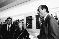 Image of sheet 19820362 photo 11: Jacques Chirac Mayor Bürgermeister von Paris besucht Fellini Austellung am Mois de la Photo. Portrait mit der italienischen Schauspielerin Giulietta Masina aus La Strada mit dem Photographen Tazio Secchiaroli 
(1925 - 24 July 1998) was an Italian photographer known as one of the original paparazzi . He founded the agency Roma 
 
Frau von hinten mit gezöpfelten Zopf Haar Haaren und Hut. Les Halles im Bau. Kathedrale St. Eustache. Ausstellung im Centre Pompidou. Volk. Paris France Frankreich 1983