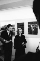 Image of sheet 19820362 photo 14: Jacques Chirac Mayor Bürgermeister von Paris besucht Fellini Austellung am Mois de la Photo. Portrait mit der italienischen Schauspielerin Giulietta Masina aus La Strada mit dem Photographen Tazio Secchiaroli 
(1925 - 24 July 1998) was an Italian photographer known as one of the original paparazzi . He founded the agency Roma 
 
Frau von hinten mit gezöpfelten Zopf Haar Haaren und Hut. Les Halles im Bau. Kathedrale St. Eustache. Ausstellung im Centre Pompidou. Volk. Paris France Frankreich 1983