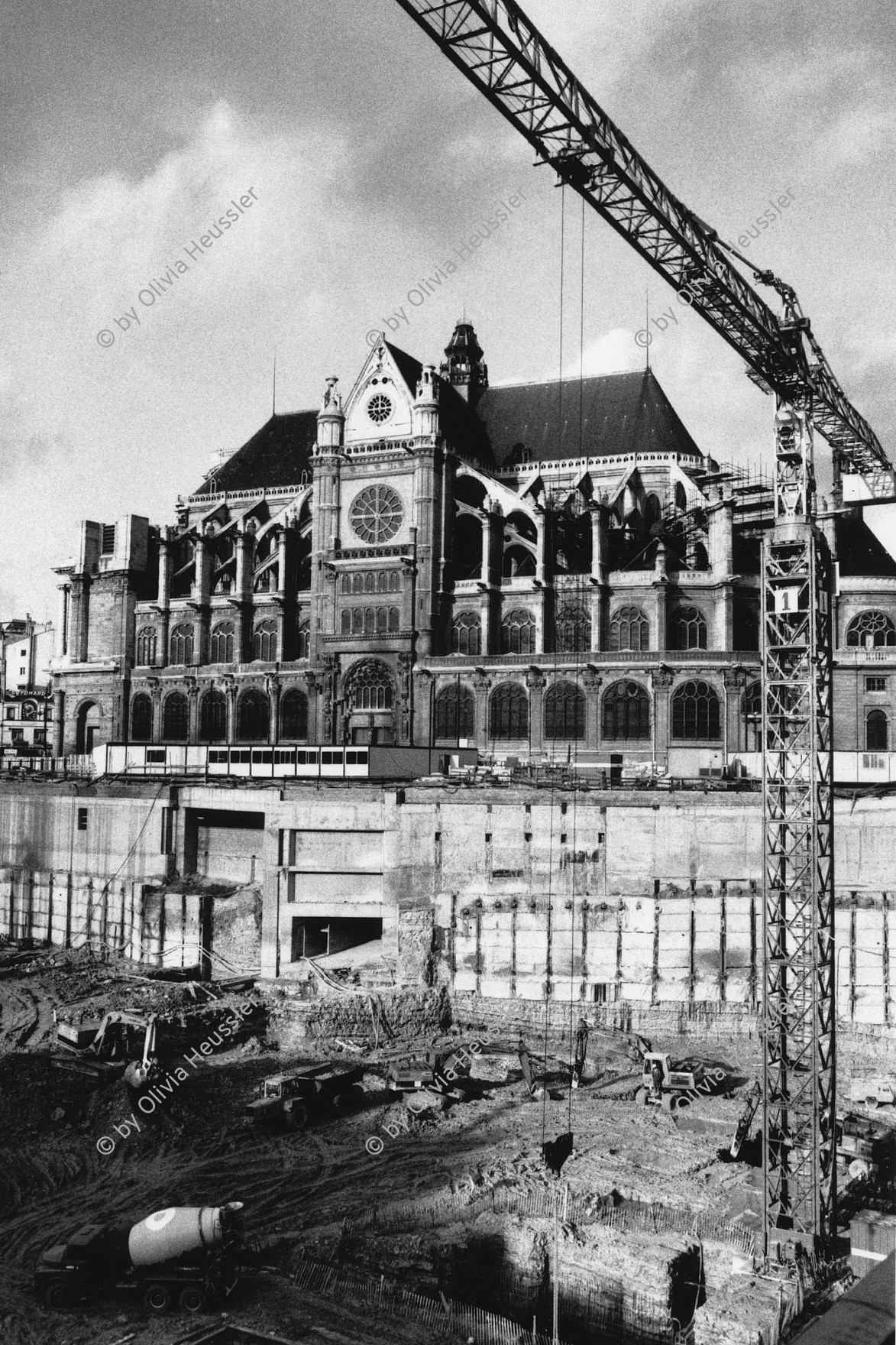 Image of sheet 19820362 photo 31: Kathedrale St. Eustache. bevor Les Halles gebaut wurde. 
'Les Halles is a station on line 4 of the Paris Métro in the 1st arrondissement.

The original station on 21 April 1908 as part of the first section of the line from Châtelet to Porte de Clignancourt to serve Les Halles (the old markets).'

Paris France Frankreich 1983 √