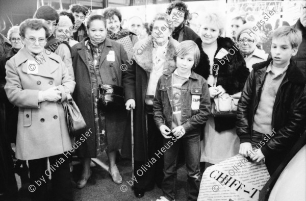 Image of sheet 19820362 photo 37: Jacques Chirac Mayor Bürgermeister von Paris besucht Fellini Austellung am Mois de la Photo. Portrait mit der italienischen Schauspielerin Giulietta Masina aus La Strada mit dem Photographen Tazio Secchiaroli 
(1925 - 24 July 1998) was an Italian photographer known as one of the original paparazzi . He founded the agency Roma 
 
Frau von hinten mit gezöpfelten Zopf Haar Haaren und Hut. Les Halles im Bau. Kathedrale St. Eustache. Ausstellung im Centre Pompidou. Volk. Paris France Frankreich 1983