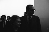 Image of sheet 19820362 photo 5: Jacques Chirac Mayor Bürgermeister von Paris besucht Fellini Austellung am Mois de la Photo. Portrait mit der italienischen Schauspielerin Giulietta Masina aus La Strada mit dem Photographen Tazio Secchiaroli 
(1925 - 24 July 1998) was an Italian photographer known as one of the original paparazzi . He founded the agency Roma 
 
Frau von hinten mit gezöpfelten Zopf Haar Haaren und Hut. Les Halles im Bau. Kathedrale St. Eustache. Ausstellung im Centre Pompidou. Volk. Paris France Frankreich 1983