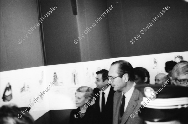 Image of sheet 19820362 photo 6: Jacques Chirac Mayor Bürgermeister von Paris besucht Fellini Austellung am Mois de la Photo. Portrait mit der italienischen Schauspielerin Giulietta Masina aus La Strada mit dem Photographen Tazio Secchiaroli 
(1925 - 24 July 1998) was an Italian photographer known as one of the original paparazzi . He founded the agency Roma 
 
Frau von hinten mit gezöpfelten Zopf Haar Haaren und Hut. Les Halles im Bau. Kathedrale St. Eustache. Ausstellung im Centre Pompidou. Volk. Paris France Frankreich 1983