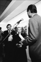 Image of sheet 19820362 photo 8: Jacques Chirac Mayor Bürgermeister von Paris besucht Fellini Austellung am Mois de la Photo. Portrait mit der italienischen Schauspielerin Giulietta Masina aus La Strada mit dem Photographen Tazio Secchiaroli 
(1925 - 24 July 1998) was an Italian photographer known as one of the original paparazzi . He founded the agency Roma 
 
Frau von hinten mit gezöpfelten Zopf Haar Haaren und Hut. Les Halles im Bau. Kathedrale St. Eustache. Ausstellung im Centre Pompidou. Volk. Paris France Frankreich 1983