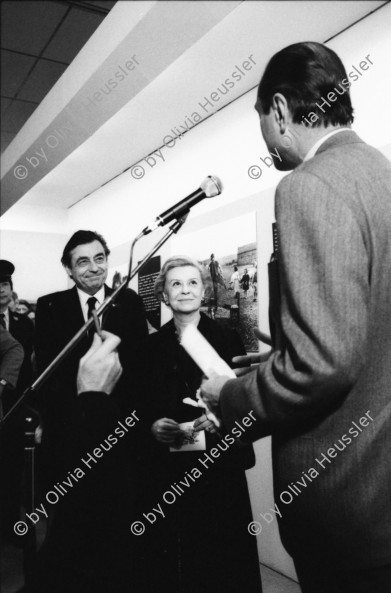 Image of sheet 19820362 photo 8: Jacques Chirac Mayor Bürgermeister von Paris besucht Fellini Austellung am Mois de la Photo. Portrait mit der italienischen Schauspielerin Giulietta Masina aus La Strada mit dem Photographen Tazio Secchiaroli 
(1925 - 24 July 1998) was an Italian photographer known as one of the original paparazzi . He founded the agency Roma 
 
Frau von hinten mit gezöpfelten Zopf Haar Haaren und Hut. Les Halles im Bau. Kathedrale St. Eustache. Ausstellung im Centre Pompidou. Volk. Paris France Frankreich 1983