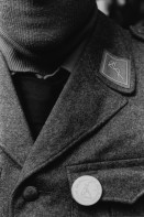 Image of sheet 19820370 photo 7: David Basler vermummt in Militäruniform, Zürich 1982. Pin 'Schwerter zu Pflugscharen' für Frieden
1982 Zürich √ Swiss Switzerland Schweiz Svizzera Suisse Europe protest peace military uniform face and pin 'swords into plowshares' for peace