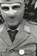 Image of sheet 19820370 photo 6: David Basler in Militäruniform. Strapazin Edition moderne protestiert mit Tarnkappe und Vermummung Vermummtem Gesicht und Pin 'Schwerter zu Pflugscharen' für Frieden 1982 Zürich 
face and pin 'swords into plowshares' for peace √