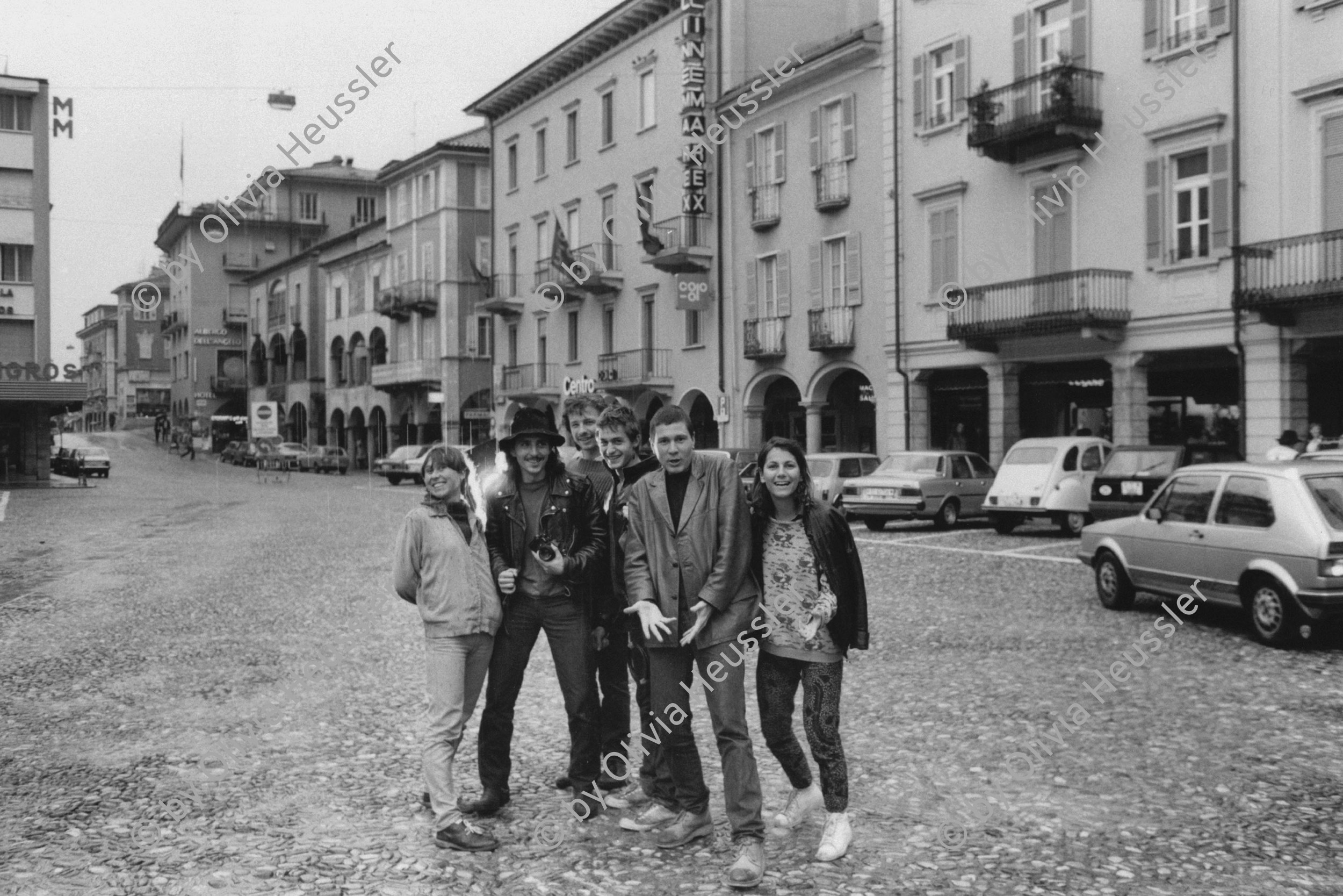 Image of sheet 19820390 photo 31: Gruppenbild auf der Piazza Grande in Locarno mit v.l.n.r. Cathy O'Hare, Joe Zimmermann, Pierre Thomé, Alex Stierli, Christoph Schuler und Olivia Heussler. Tessin 1982 √