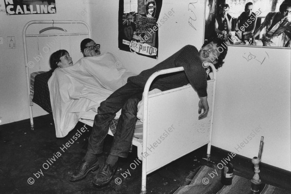 Image of sheet 19820400 photo 37: In der stillgelegten Klinik in Agra bei Lugano Tessin, 1982. Comic für Stillet 
Fotovorlage für Comic von Joe Zimmermann für Stilett. Mit Cathy O'Hare,  Comictexter Christoph Schuler und Alex Stierli. Lugano 1982 √ cantone ticino Svizzera Schweiz Switzerland Europe 1982 √

© 1982, OLIVIA HEUSSLER / www.clic.li