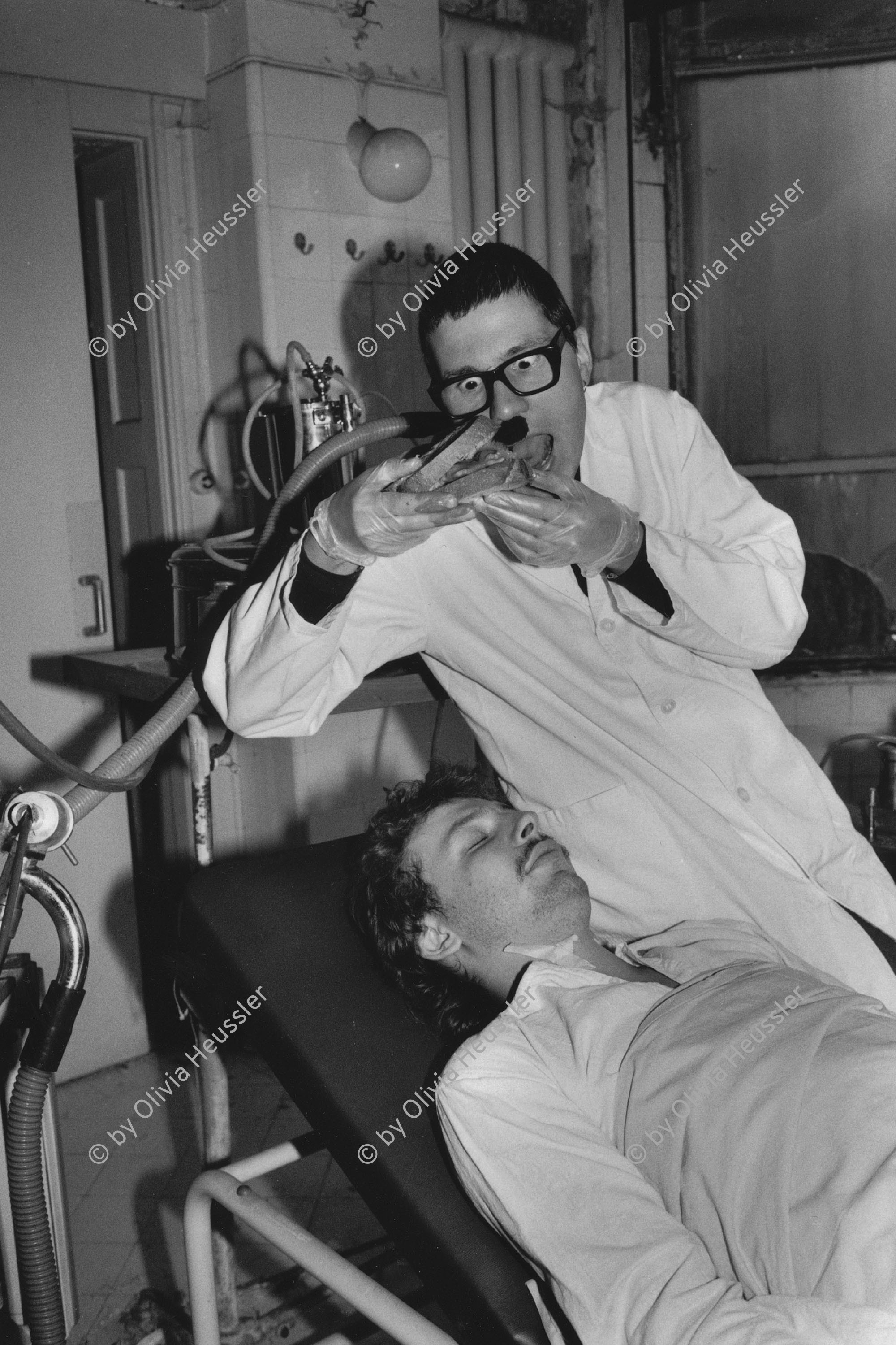 Image of sheet 19820410 photo 16: Im Operationssaal der stillgelegten Klinik in Agra bei Lugano Tessin, 1982.

Christoph Schuler beim verschlingen des Ravioli Sandwichs über dem Hirn Alex Stierli's. 
Foto vorlage für Comic im Stilett.


© 1982, by OLIVIA HEUSSLER, www.clic.li