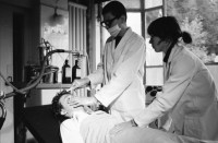 Image of sheet 19820410 photo 2: Im Operationssaal der stillgelegten Klinik in Agra bei Lugano Tessin, 1982.
Comic für Stillet Alex Stierli, Christoph Schuler und Cathy Photographien für Comic Stilett. Im OP Saal. Alex Stierli liegt auf dem Schragen. Operationsbett und wird am Hirn operiert. ! Ravioli fällt ins Hirn und der Patient träumt danach wirre Geschichten, Urs Bühler. Christoph Schuler ist Arzt. Pierre Thomé und Cathy O' Hare. Urs Bühler. Lugano 1982