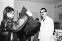 Image of sheet 19820410 photo 31: Im Operationssaal der stillgelegten Klinik in Agra bei Lugano Tessin, 1982.
Comic für Stillet Alex Stierli, Christoph Schuler und Cathy Photographien für Comic Stilett. Im OP Saal. Alex Stierli liegt auf dem Schragen. Operationsbett und wird am Hirn operiert. ! Ravioli fällt ins Hirn und der Patient träumt danach wirre Geschichten, Urs Bühler. Christoph Schuler ist Arzt. Pierre Thomé und Cathy O' Hare. Urs Bühler. Lugano 1982