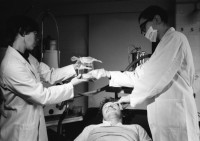 Image of sheet 19820410 photo 4: Im Operationssaal der stillgelegten Klinik in Agra bei Lugano Tessin, 1982.
Comic für Stillet Alex Stierli, Christoph Schuler und Cathy Photographien für Comic Stilett. Im OP Saal. Alex Stierli liegt auf dem Schragen. Operationsbett und wird am Hirn operiert. ! Ravioli fällt ins Hirn und der Patient träumt danach wirre Geschichten, Urs Bühler. Christoph Schuler ist Arzt. Pierre Thomé und Cathy O' Hare. Urs Bühler. Lugano 1982