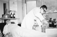 Image of sheet 19820410 photo 8: Im Operationssaal der stillgelegten Klinik in Agra bei Lugano Tessin, 1982.
Comic für Stillet Alex Stierli, Christoph Schuler und Cathy Photographien für Comic Stilett. Im OP Saal. Alex Stierli liegt auf dem Schragen. Operationsbett und wird am Hirn operiert. ! Ravioli fällt ins Hirn und der Patient träumt danach wirre Geschichten, Urs Bühler. Christoph Schuler ist Arzt. Pierre Thomé und Cathy O' Hare. Urs Bühler. Lugano 1982