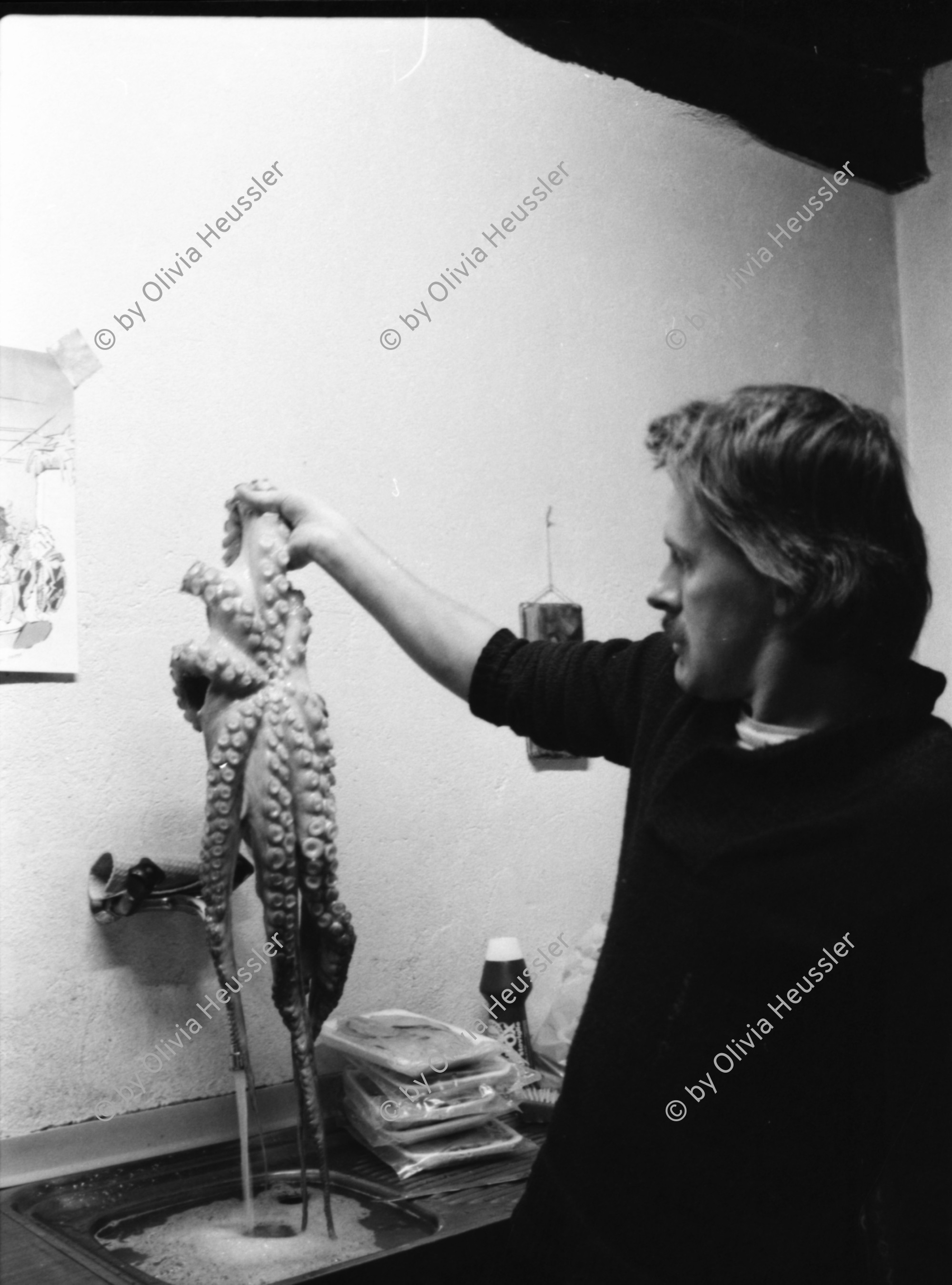 Image of sheet 19820430 photo 8: frtsg. 820420 Comic für Stillett. Ende Klinik. Aussenaufnahme. In Gordevio Nachtessen. Pulpe. Zeitungslesen. Alex Stierli hört Ravioli. Cathy O'Hare und Christoph Schuler und Olivia und Pierre Thomé und Joe Zimmermann. Ravioli. Tessin Lugano Wibi Ausflug Tessin