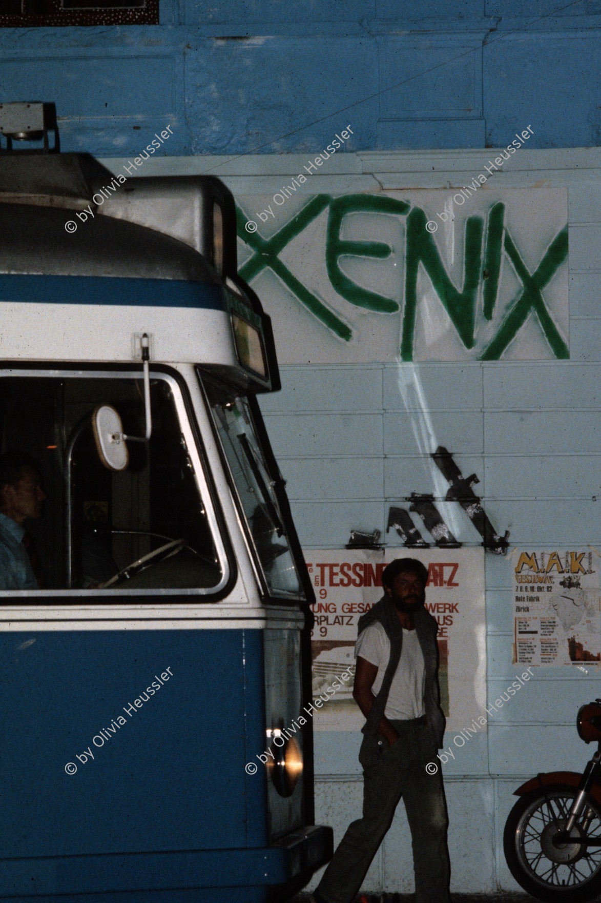 Image of sheet 19823000 photo 2: Das alternative Sofakino Xenix in einem der besetzten Häuser am Tessinerplatz 1982
cinema occupyed housing culture alternative wohnungsnot VBZ public transport tramwagen Mirage Tram Strassenbahn Nr. 9 Zürcher Verkehrsbetriebe
Endstation Zürich Switzerland Schweiz √