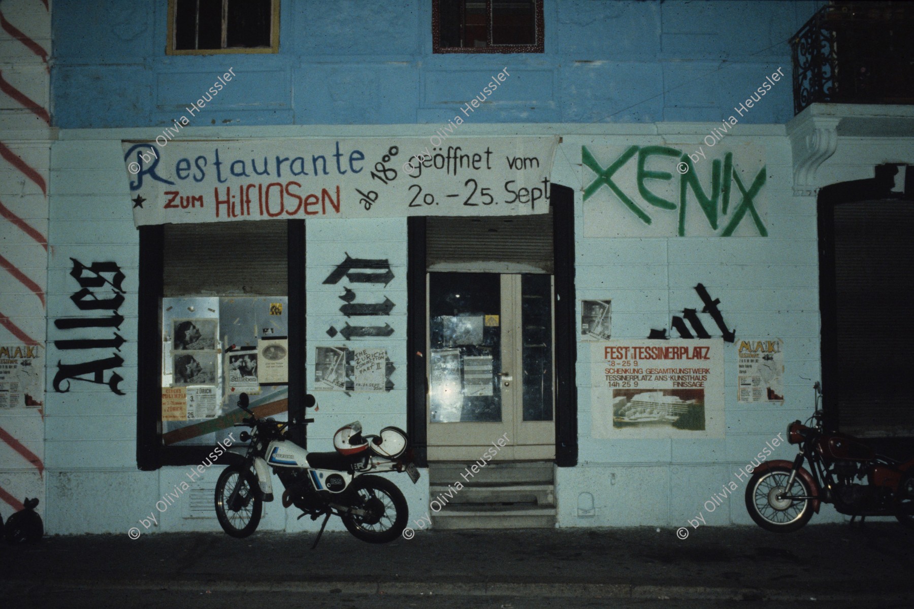 Image of sheet 19823000 photo 4: Das alternative Sofakino Xenix in einem der besetzten Häuser am Tessinerplatz 1982