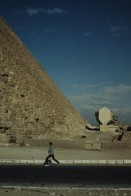 Image of sheet 19823002 photo 103: Kairo. Aegypten. Strassenszene. Mann trägt Bündel auf Kopf.  Aegypten Ägypten 1982 √