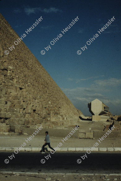 Image of sheet 19823002 photo 103: Kairo. Aegypten. Strassenszene. Mann trägt Bündel auf Kopf.  Aegypten Ägypten 1982 √