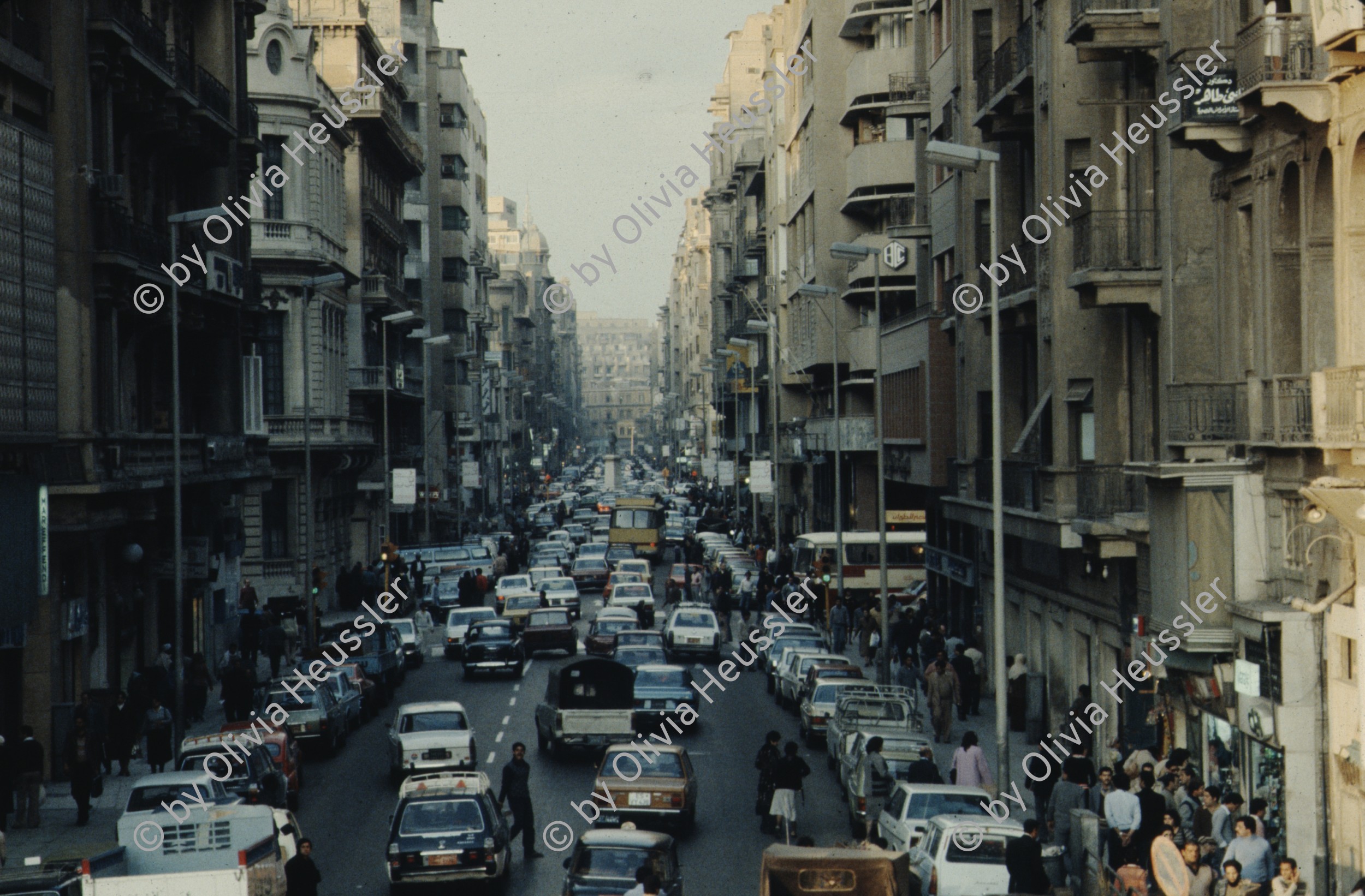 Image of sheet 19823002 photo 104: Kairo. Aegypten. Strassenszene. Mann trägt Bündel auf Kopf.  Aegypten Ägypten 1982 √