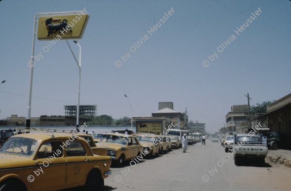 Image of sheet 19823005 photo 125: sudanesische Männer sitzen am Dromedar markt in einer Gruppe zusammen
Sudan 1982 √

The dromedary (pronounced /ˈdrɑmədɛɹi/ or /ˈdrɒmədri/) also called the Arabian camel or the Indian Camel (Camelus dromedarius) is a large, even-toed ungulate with one hump on its back.

Das Dromedar, auch als Einhöckriges oder Arabisches Kamel bezeichnet (Camelus dromedarius), ist eine Säugetierart aus der Gattung der Altweltkamele innerhalb der Familie der Kamele (Camelidae). Es ist als Last- und Reittier in weiten Teilen Asiens und Afrikas verbreitet, in seiner Wildform jedoch ausgestorben. Der Name kommt aus dem Griechischen δρομάς (dromás), was „laufend“ bedeutet. √
© 1982, by 0LIVIA HEUSSLER / www.clic.li