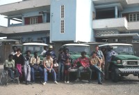 Image of sheet 19823005 photo 130: Die drei Ambulanzen Landcruiser Toyota Jeep 4 x 4 aus der Schweiz werden später den Eritreern an der Grenze zum Sudan in Eritrea übergeben. Gruppenbild Gruppenfoto mit Till Lincke, Koni Frei u.v.a. der Gruppe. Kommitee für die Befreiung Eritreas. Port Sudan
1982 √