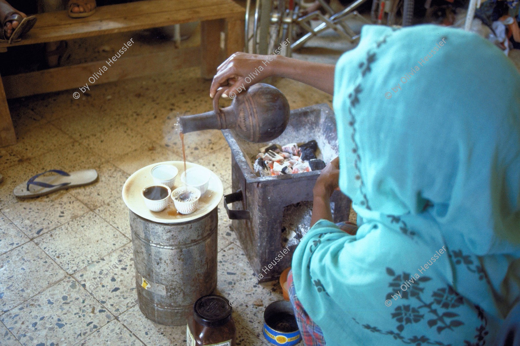 Image of sheet 19823005 photo 44: Eritreerin Eritreische Flüchtling frau macht kaffee
Eritrean refugee making brewing coffee in Sudan. Port Sudan 


1982 √
© 1982, by 0LIVIA HEUSSLER / www.clic.li