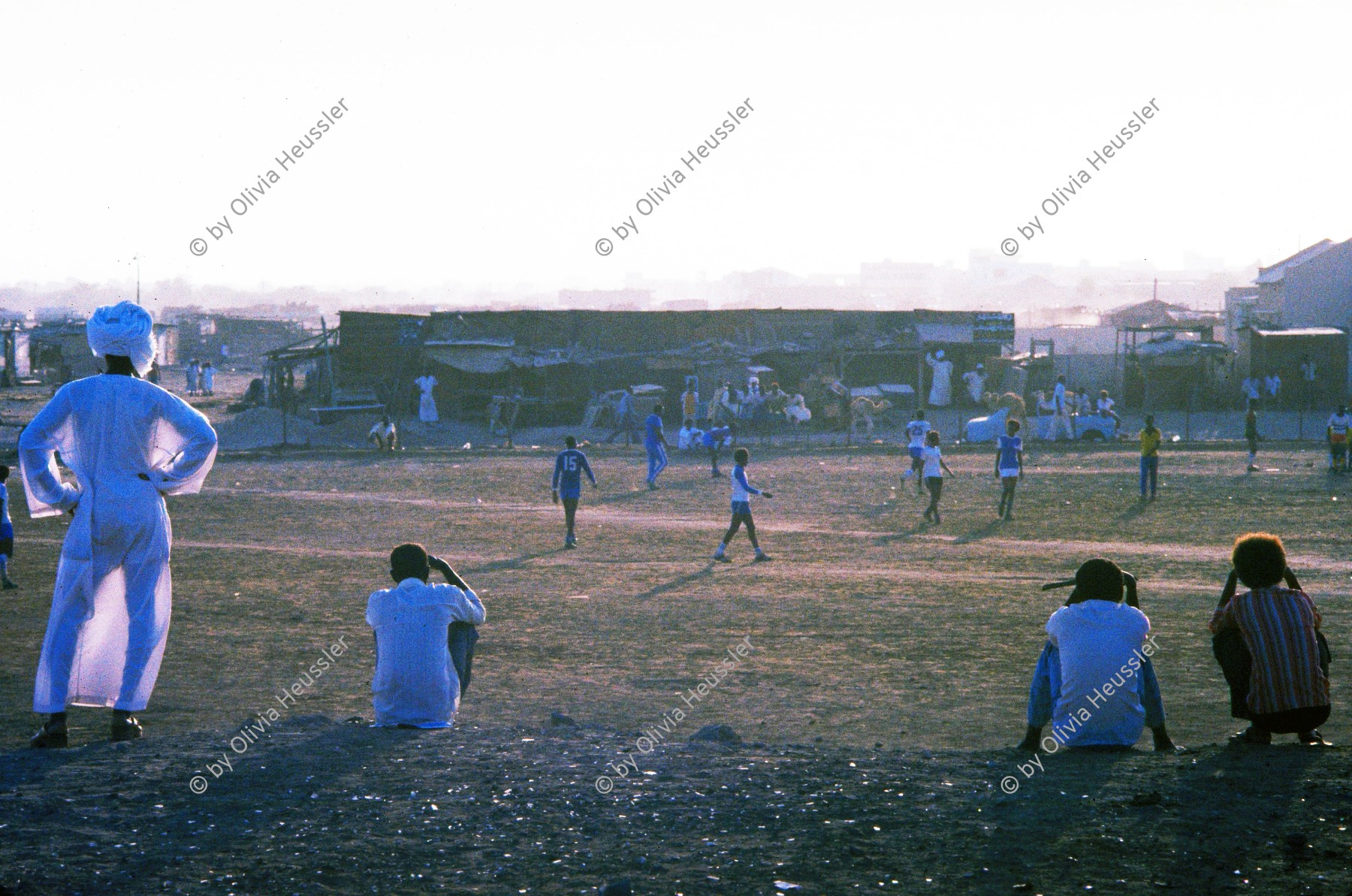 Image of sheet 19823005 photo 51: Die drei Ambulanzen aus der Schweiz werden den Eritreern an der Grenze zum Sudan in Erirtrea übergeben. Gruppenbild der Gruppe. Ein Röntgengerät wird
 transportiert. Durch ein Treppenhaus geschleickt. Elektrisch
 betriebene Kochtöpfe. Olivia kriegt neue Frisur. Zöpfchen. Auf
 einem Schiffsfrack, dass japanische Fahrzeuge transportiert hat liegt auf einem Korallenriff im roten Meer. Kissinger im Hotel El Nilein in Kharthoum Karthum. Afrikanischer Uhrenmacher. Sudan