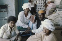 Image of sheet 19823005 photo 55: Die drei Ambulanzen aus der Schweiz werden den Eritreern an der Grenze zum Sudan in Erirtrea übergeben. Gruppenbild der Gruppe. Ein Röntgengerät wird
 transportiert. Durch ein Treppenhaus geschleickt. Elektrisch
 betriebene Kochtöpfe. Olivia kriegt neue Frisur. Zöpfchen. Auf
 einem Schiffsfrack, dass japanische Fahrzeuge transportiert hat liegt auf einem Korallenriff im roten Meer. Kissinger im Hotel El Nilein in Kharthoum Karthum. Afrikanischer Uhrenmacher. Sudan