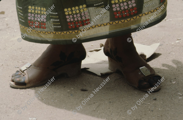 Image of sheet 19823005 photo 59: Die drei Ambulanzen aus der Schweiz werden den Eritreern an der Grenze zum Sudan in Erirtrea übergeben. Gruppenbild der Gruppe. Ein Röntgengerät wird
 transportiert. Durch ein Treppenhaus geschleickt. Elektrisch
 betriebene Kochtöpfe. Olivia kriegt neue Frisur. Zöpfchen. Auf
 einem Schiffsfrack, dass japanische Fahrzeuge transportiert hat liegt auf einem Korallenriff im roten Meer. Kissinger im Hotel El Nilein in Kharthoum Karthum. Afrikanischer Uhrenmacher. Sudan