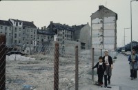 Image of sheet 19823006 photo 1: Spruchband mit politischen Parolen an Hauswand in den 1982 er Jahren in Ost-Berlin. Deutschland, Europa.

19823006
politisch; Politik; Propaganda; Werbung; Haus; Fassade; DDR; Berlin; Deutschland; Rot; weiss; Treppe; Eingang; Sozialismus; Frieden