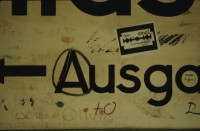 Image of sheet 19823006 photo 3: Spruchband mit politischen Parolen an Hauswand in den 1982 er Jahren in Ost-Berlin. Deutschland, Europa.

19823006
politisch; Politik; Propaganda; Werbung; Haus; Fassade; DDR; Berlin; Deutschland; Rot; weiss; Treppe; Eingang; Sozialismus; Frieden
