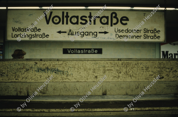 Image of sheet 19823006 photo 4: Spruchband mit politischen Parolen an Hauswand in den 1982 er Jahren in Ost-Berlin. Deutschland, Europa.

19823006
politisch; Politik; Propaganda; Werbung; Haus; Fassade; DDR; Berlin; Deutschland; Rot; weiss; Treppe; Eingang; Sozialismus; Frieden