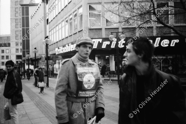 Image of sheet 19830020 photo 10: In der Kunsthochschule Pierre's in Stuttgart sitzt ein Modell. Kleine Objekte von Pierre Thomé. Für Kernfusion Ja zur Kernkraft! Zwei Unterschriftensammler in Stuttgart. Deutschland 
Theater in Zürich mit Cathy O'Hare u.v.a. Aussersihler Casino. Peter Angst und Livia Risch und Cathy Olivia Heussler und Zwitschy. Volk und Elektrizität Masten. Zürioberland. Zürcher Oberland Zürich