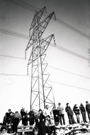 Image of sheet 19830020 photo 37: Volk und Elektrizität Masten. Zürioberland. Zürcher Oberland Zürich 1983 √
Hochspannung Strom Menschen Volk Zuschauer