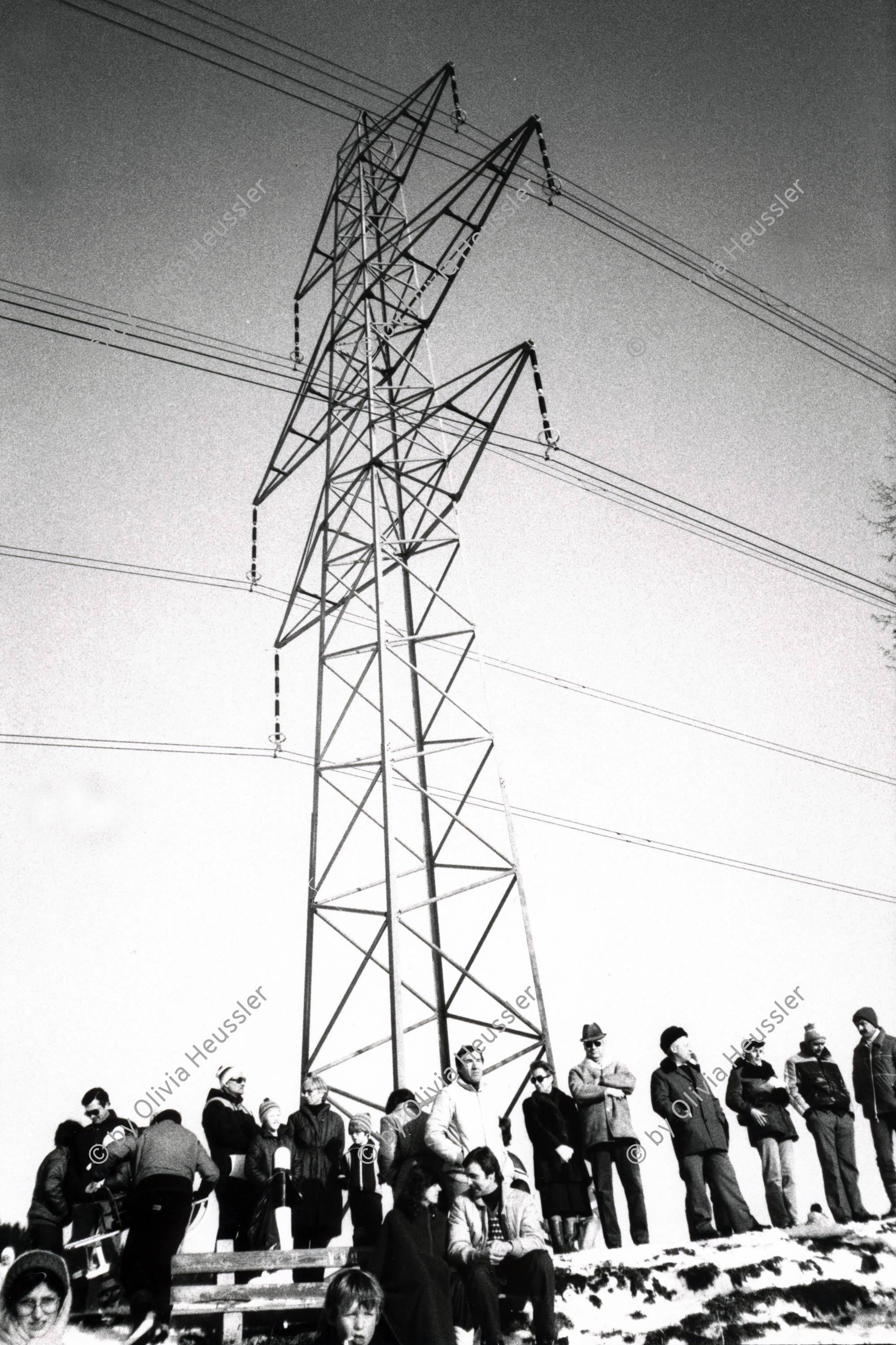 Image of sheet 19830020 photo 37: Volk und Elektrizität Masten. Zürioberland. Zürcher Oberland Zürich 1983 √
Hochspannung Strom Menschen Volk Zuschauer